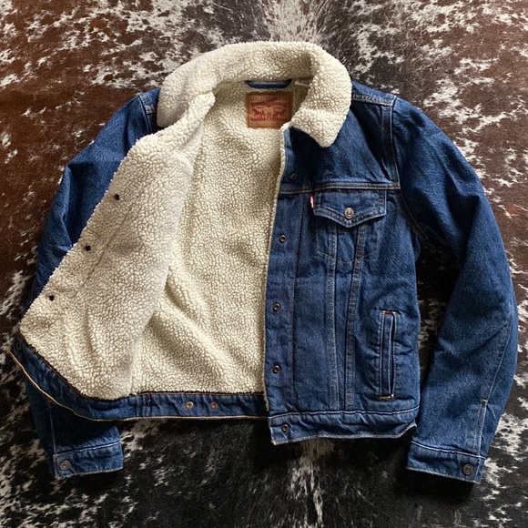 Levi’s Ex Boyfriend Sherpa Trucker Jacket - Picture 2 of 3